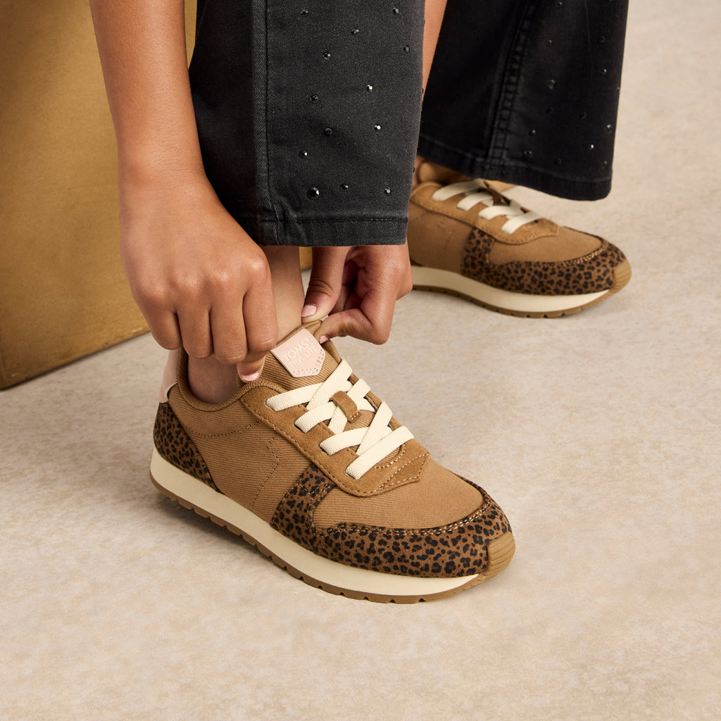 TRVL LITE Retro-Sneaker - Wasserabweisendes Toffee-Braun-Mikro-Leoparden-Vintage-Twill für Kinder. 