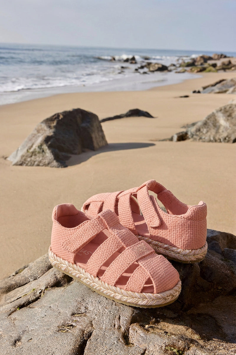 Ryan-sandaaltjes in Bloom Pink geweven textiel voor peuters – liggend
