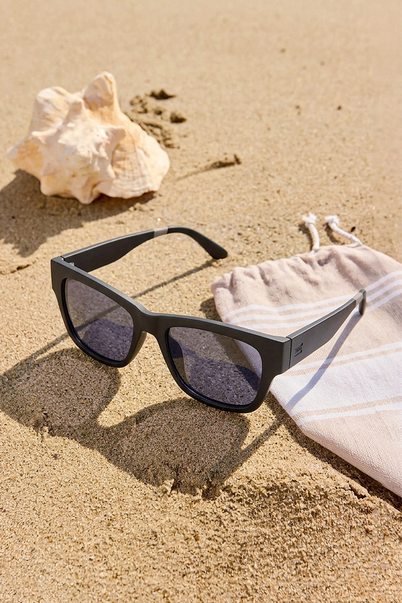 TOMS Devon Traveler zonnebril in Mat Donkergrijs Polair