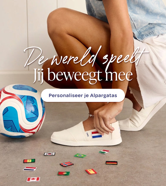 Alpargata Plus in witte heritage canvas met vlag-emblemen op model