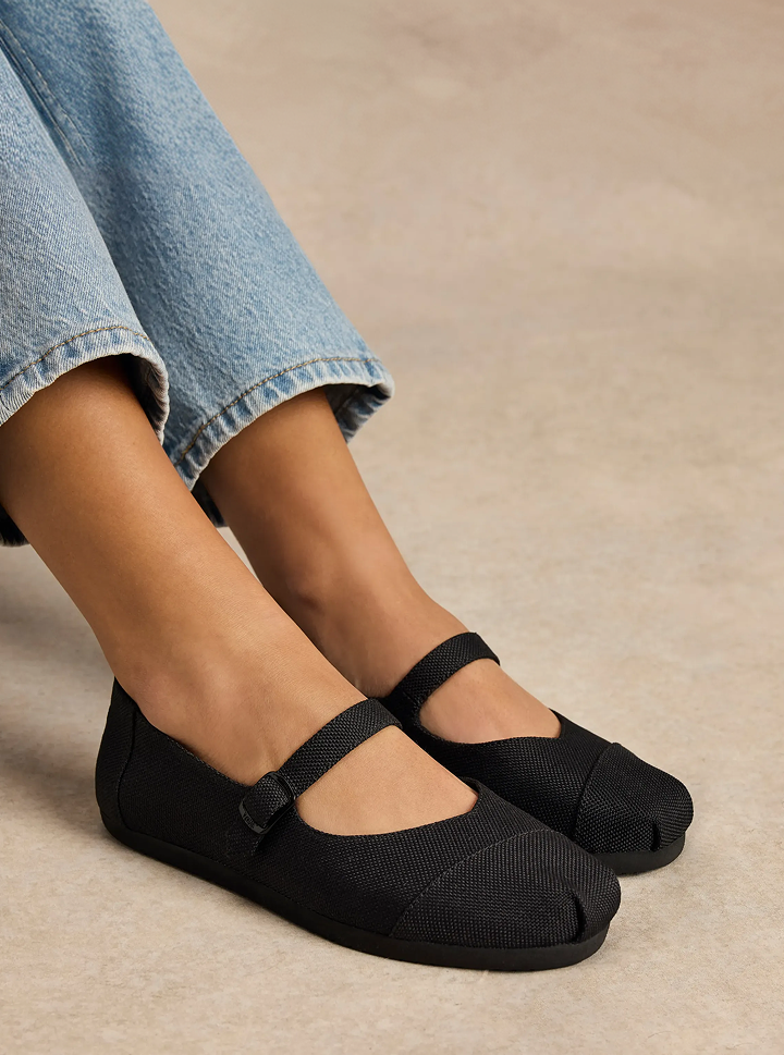 Alpargata Mary Jane in black on foot