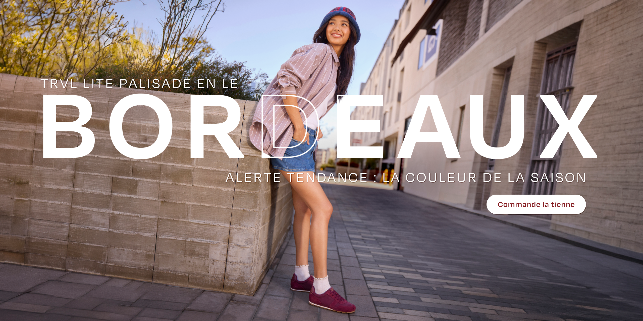 Basket Palisade en daim rouge bordeaux déperlant sur mannequin