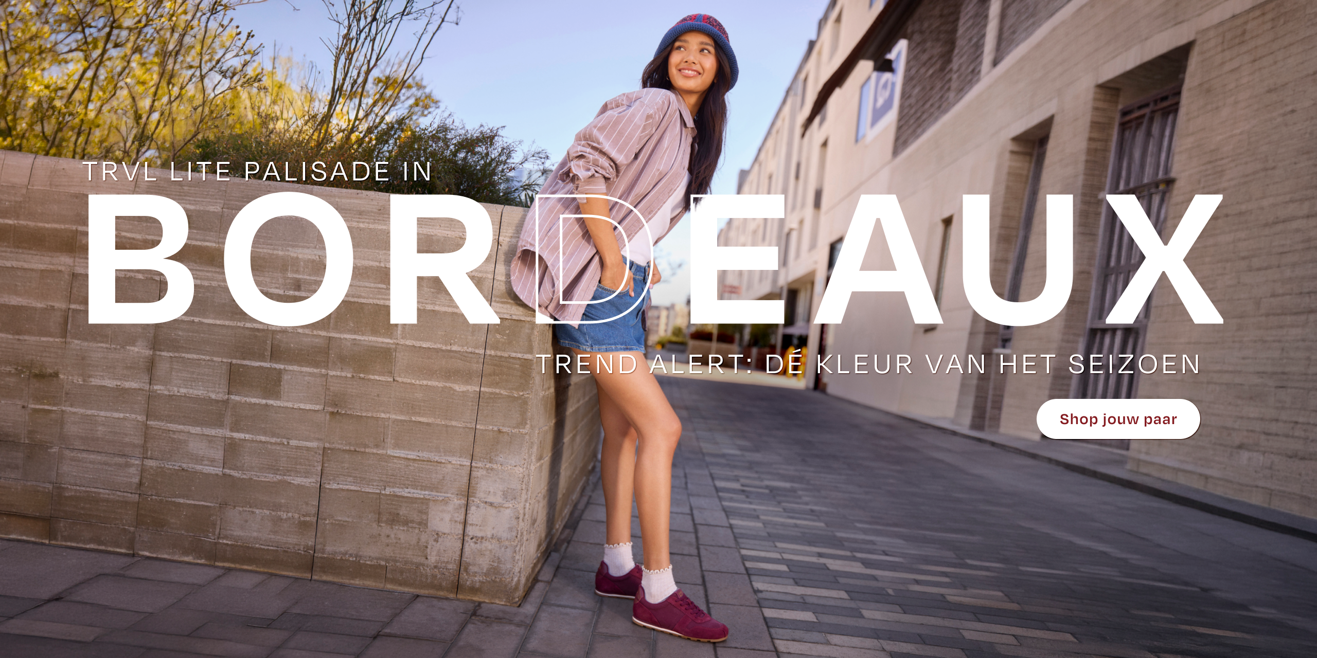 Palisade sneaker in waterafstotend donker bordeauxrood suède op model