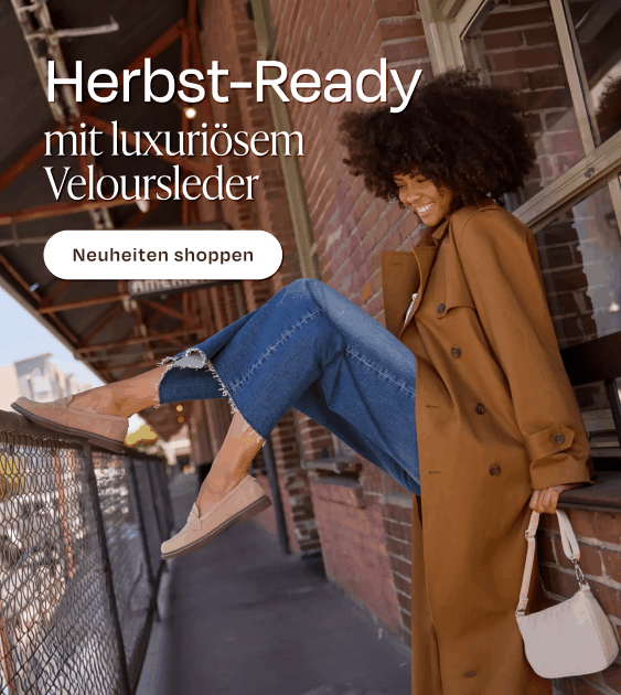 Marie Loafer in taupefarbenem Wildleder mit Ziernaht am Model