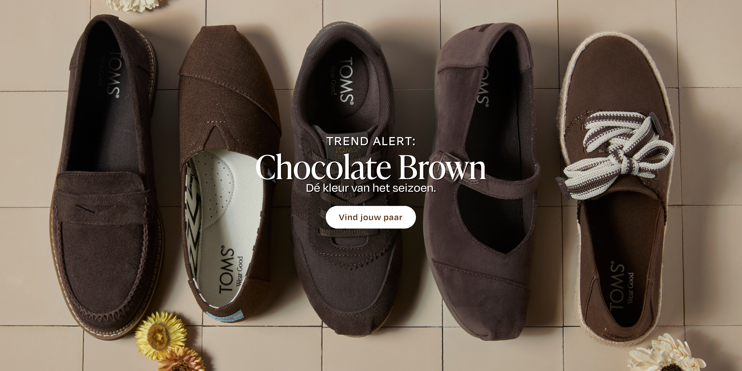 Schoenen in bruin platgelegd
