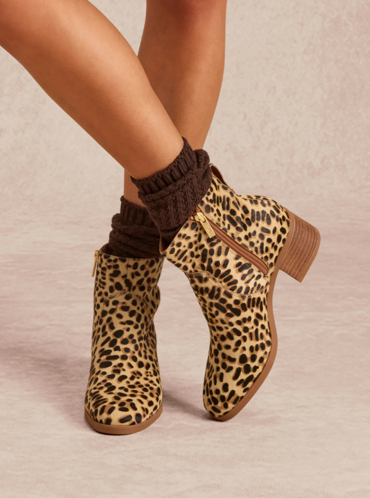 Delilah in kamelbraunem Leoparden-Print-Hairleder am Fuß