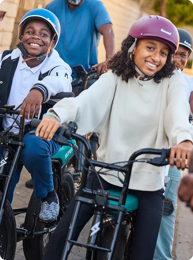 Kinderen van de East Side Riders Bike Club rijden op de fiets.