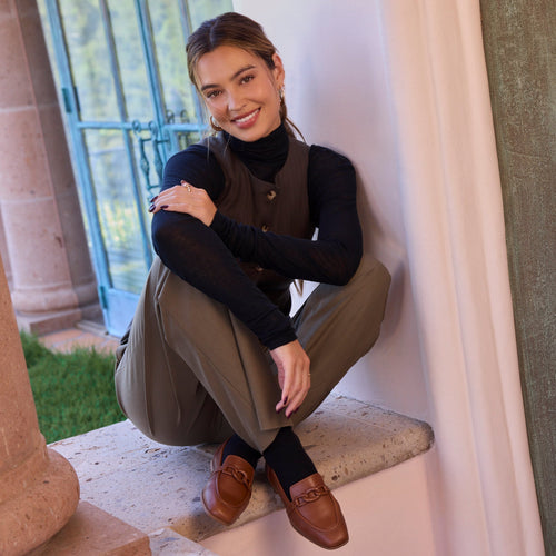 On figure image of the amber brown leather chain Lynette loafer