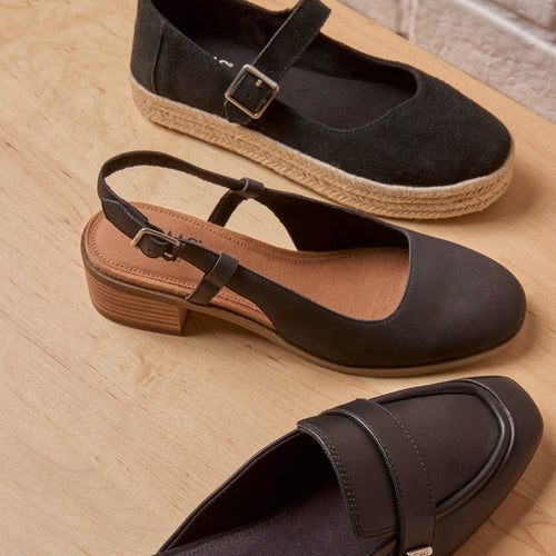 Laydown image of the black Jaclyn slingback heel